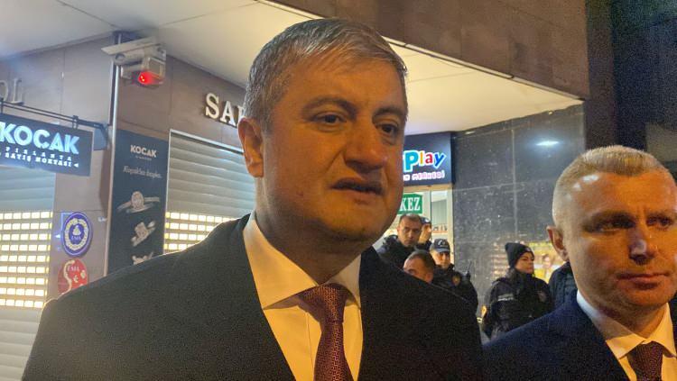 <p> 3 şüpheliyi yakalama çalışması sürerken, Karabük Valisi Mustafa Yavuz da olay yerinde gazetecilere açıklama yaptı. Vali Yavuz, soygun sırasında herhangi bir can kaybı yaşanmamasının en büyük teselli olduğunu belirterek şunları söyledi:</p>
<p> </p>