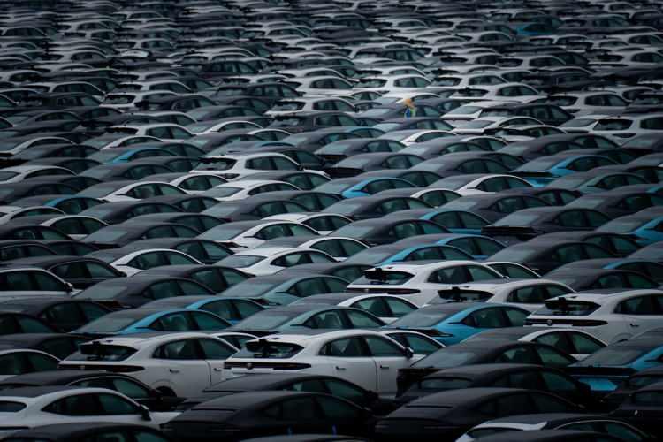 <p>Premium markalarda zirve Mercedes’in Ocak-Aralık 2024 döneminde 29 bin 967 satış rakamına ulaşan Alman devi, pazar payının yüde 25,28’ini elinde bulunduruyor.</p>
