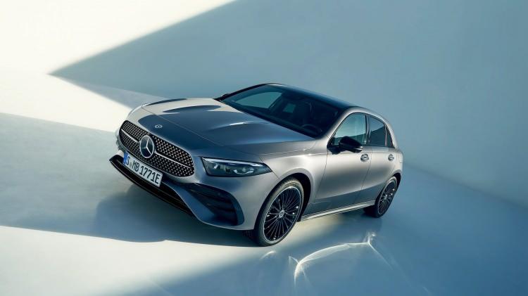 <p><span style="color:#B22222"><strong>MERCEDES</strong></span></p>
<p>Mercedes’in internet sitesinde yer alan fiyatlara göre; Alman devinin en ucuz aracı A serisine ait A 200 AMG. Benzinli aracın satış fiyatı 2 milyon 547 bin 200 lira.</p>