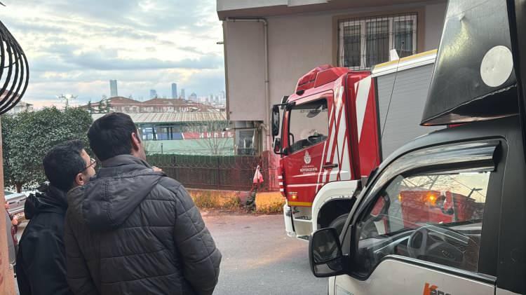 <p>Akşam saatlerinde eve geri dönen iki arkadaş evin kapısını bir türlü açamadı. Uzun uğraşlar sonucu kapıyı açan iki arkadaş bu kez de ilçeri girmek için çaba sarf etti. İçeri giremeyeceklerini anlayan ve durumdan şüphelenen iki arkadaş bu kez itfaiye ekiplerine ihbarda bulundu.</p>
