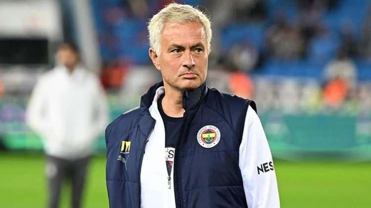 <p>Bu doğrultuda ara transferde kadrosunu güçlendirmek isteyen Fenerbahçe'de teknik direktör Jose Mourinho, takımdan gönderilecek isimleri belirledi.</p>
