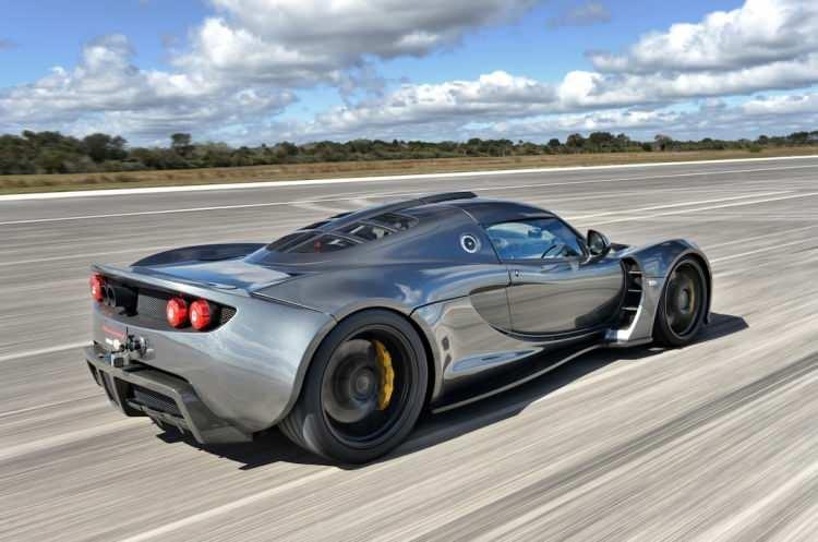 <p><strong><span style="color:#B22222">7) HENNESSEY VENOM GT </span> | 435 KM/S</strong></p>