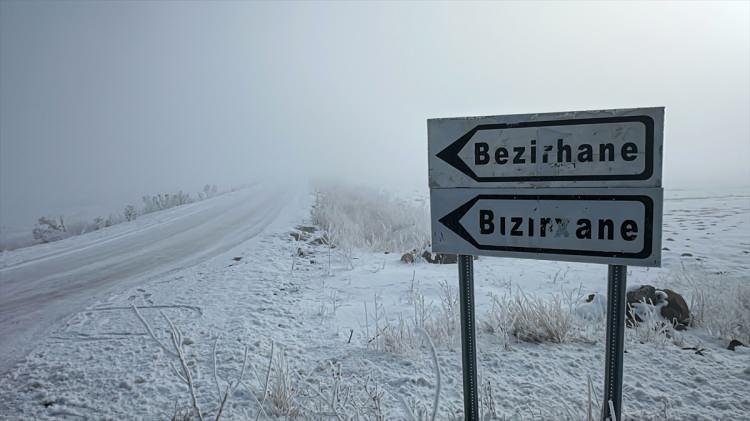 <p>Çaldıran ve Özalp ilçelerinin yüksek kesimlerinde etkili olan kar yağışı vatandaşlara zor anlar yaşatıyor. </p>
