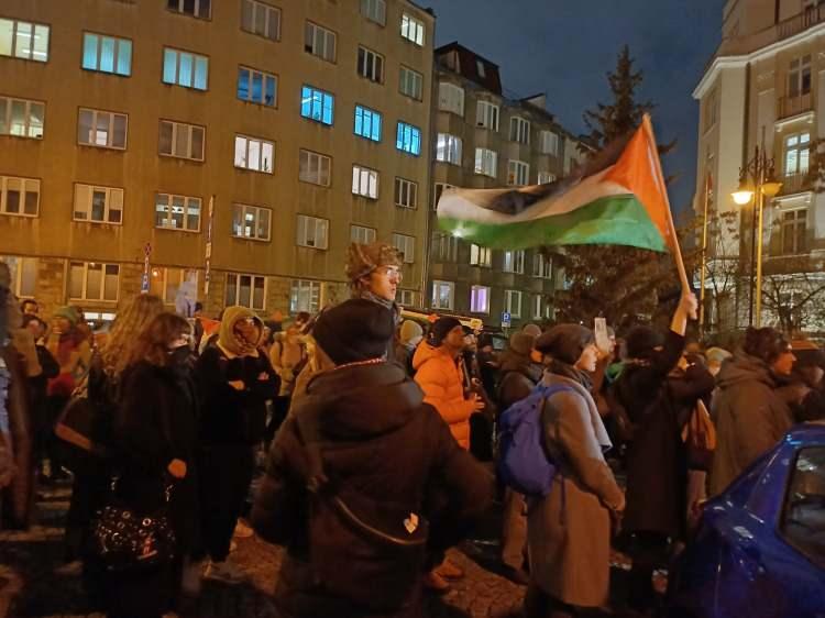 <p>Yüzlerce Polonyalı, Başbakanları Tusk'un Netanhyahu'ya Auschwitz törenlerine katılması durumunda tutuklanmayacağı garantisi vermesini protesto etti.</p>
