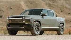 <p><span style="color:#B22222"><strong>RİVİAN</strong></span></p>
<p><br />
Tesla gibi Rivian da onarımı pahalı bir araç. Bir Rivian sahibi, çevrimiçi bir forumda küçük bir kazanın kendisine beklediğinden çok daha pahalıya mal olduğunu söyledi. Eğilmiş bir tampon kapağı ve ezik bir bagaj kapağı gibi görünen şey, mekanikçilerin kamyonun arka kısmını sökmesine ve iki buçuk ay süren onarımlara neden oldu.</p>