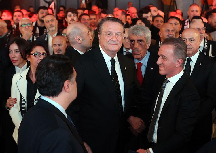 <p><strong>Ama o yönetimde yer alan bazı idareciler başka menajerler yetki verip, yetkili olduğumuz hâlde bizi devre dışı bırakmaya çalıştılar.</strong></p>