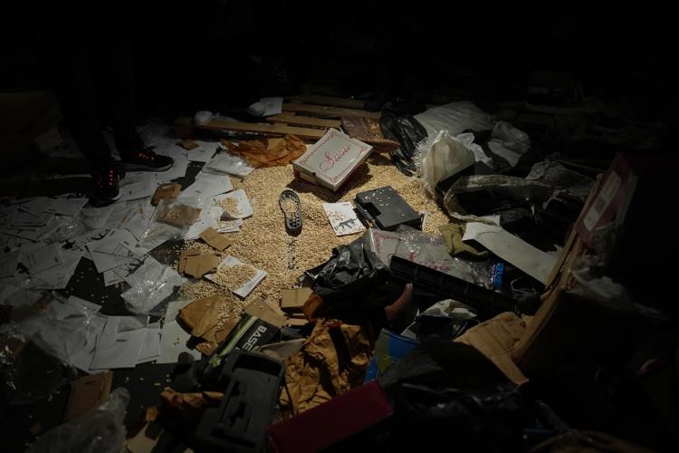 <p>Ortası açılmış mermer bloklar, seramik plakalar, portatif merdiven, araba kapılarının da uyuşturucunun saklanması için kullanıldığı tahmin ediliyor.</p>