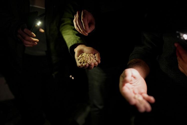<p>Buradaki bir konteynerin içinde uyuşturucu üretiminde kullanılan hammaddeler yer alıyor. Irak'tan gelen Şii milislere ait bir arma hala bu konteynerin önünde duruyor.</p>