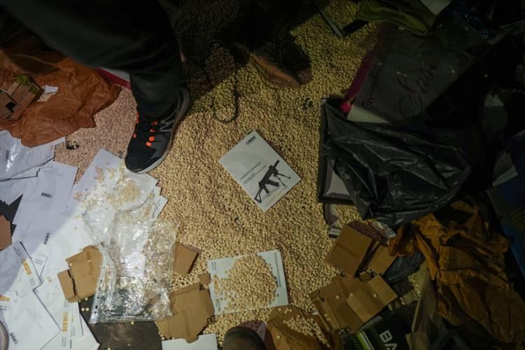 <p>Askeri üsteki üçüncü bir depoda esrar, captagon gibi uyuşturucu maddeler paketlenmiş halde raflarda dizili duruyor. </p>