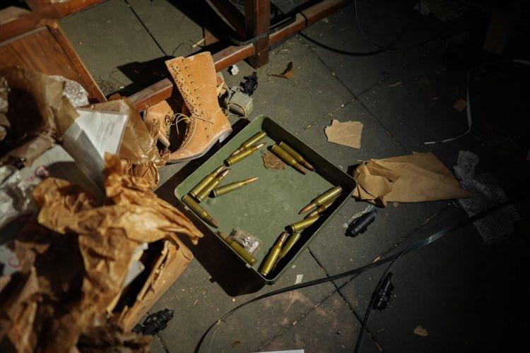 <p>Depoda ham madde, captagon ve esrar gibi uyuşturucu maddelerin bulunduğunu kaydeden Zeytun, "4. Tümen karargahında, depoların yanı sıra imalathaneler de var.</p>
