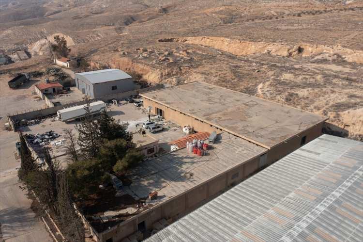 <p>Suriye'nin başkent Şam'ın Duma ilçesinde bir fabrikanın bodrum katında yer alan uyuşturucu paketleme atölyesi de 13 Aralık 2024'de AA ekiplerinin kameralarına yansımıştı.</p>