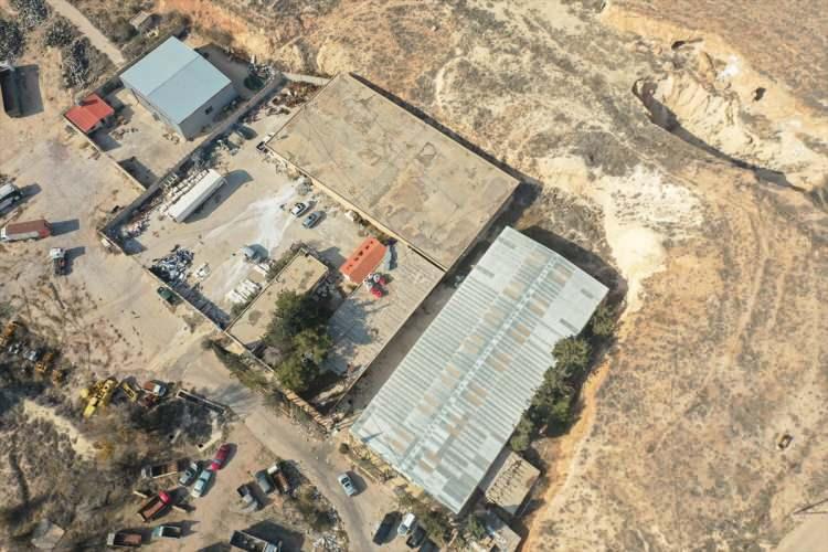 <p>AA ekibi, ayrıca 15 Aralık 2024'de Şam'ın batısındaki Dimes kasabasında, Mahir Esed'e ait olduğu belirlenen villadaki uyuşturucu imalathanesini görüntülemişti.</p>