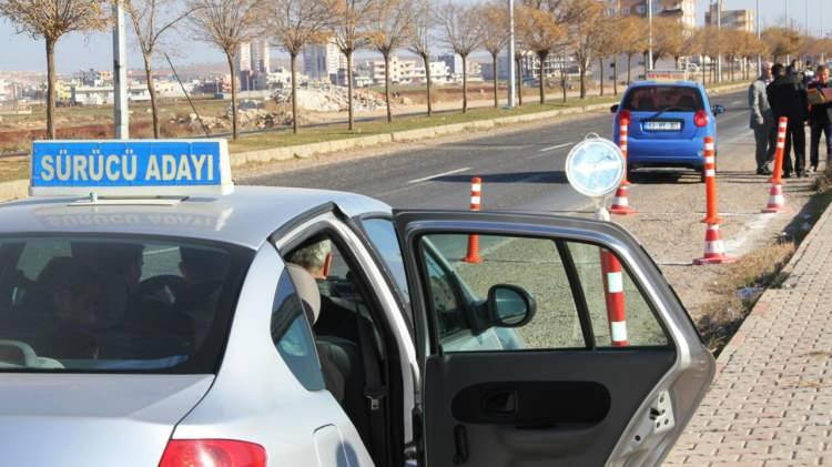 <p>Sürücü kursu fiyatları, direksiyon sınavı ve harç ücretleri artış gösterdi.</p>
<p> </p>