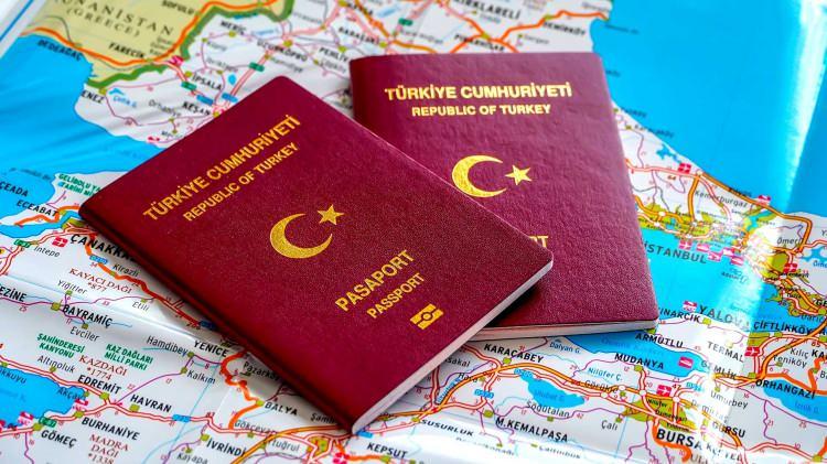 <p>İTALYA</p>
<p>Özellikle emekli veya ticari amaçla başvuranlara daha uzun vadeli vize onayları veriyor.</p>