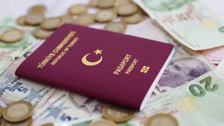 <p>İSVEÇ </p>
<p>İlk kez başvuranlara dahi 3 ila 6 ay arasında çok girişli vizeler verebiliyor.</p>