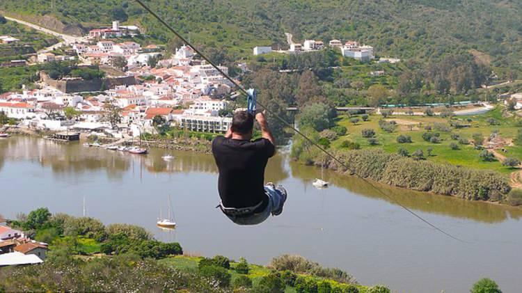 <p><strong>Portekiz ve İspanya sınırı zipline ile geçilebiliyor.</strong></p>
