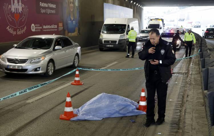 <p>Alt geçitte kontrolünü kaybettiği motosikletinden düşüp başını refüje çarpan Mert Tiryakioğlu (23), hayatını kaybetti. </p>
