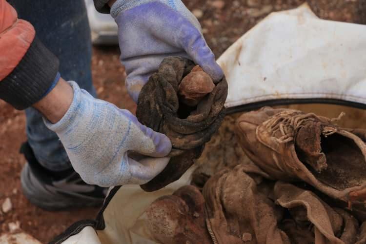 <p>Bulunan toplu mezarda, sivillere ait kemik parçaları olduğu görüldü.</p>
