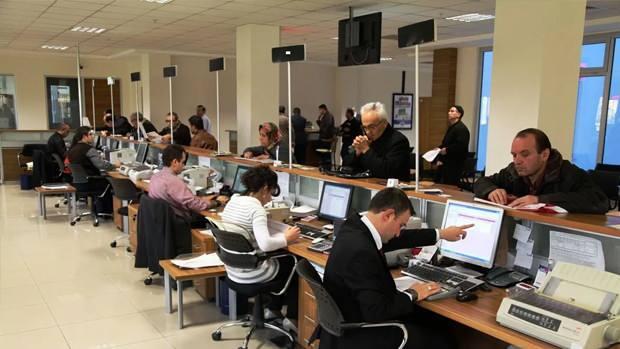 <p>2024 yılında yapılan KPSS’den Lise için P94, Ön Lisans için P93 ve Lisans için P3 puan türünden en az İtfaiye Eri ve Zabıta Memuru alımı için en az 60 ve diğer pozisyonlar için en az 70 KPSS puanı almış olmaları gerekiyor.</p>
<p> </p>