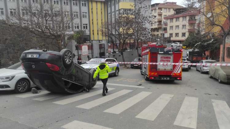 <p>İstanbul Kağıthane'de direksiyon hakimiyetini kaybeden sürücü, aracıyla birlikte dehşet saçtı. </p>
