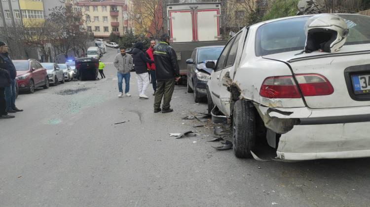 <p>Takla atan aracın içinde sıkışan yaralı sürücü, vatandaşlar tarafından kurtarılarak ambulansla hastaneye kaldırıldı.</p>
