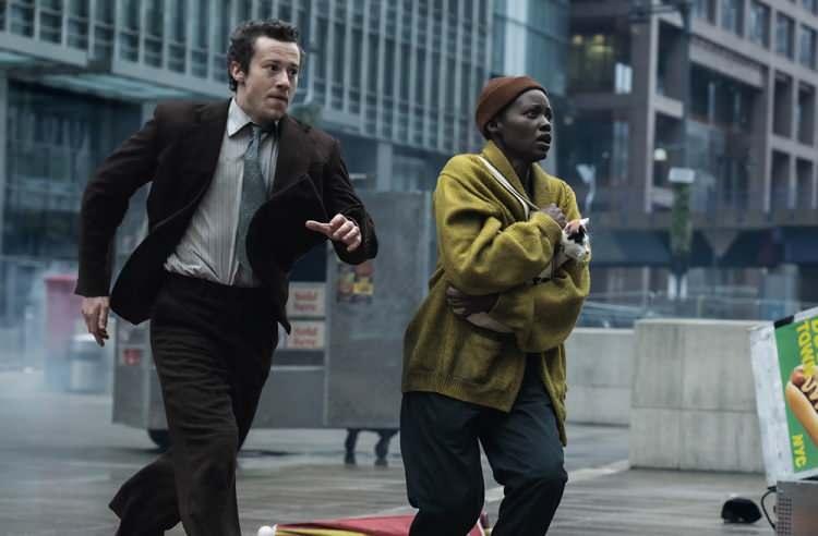 <p><strong>ÖZET</strong></p>
<p> </p>
<p>Dünyanın sessizleştiği günü deneyimleyin. Sam (Lupita Nyong'o) isimli bir kadın, ultrasonik duyu yeteneğine sahip uzaylı baskının ilk aşamalarında New York'ta kapana kısılır. "Sessiz Bir Yer" serisinde üçüncü sırada olan film, ilk filmin yan hikâyesi (spin-off) olarak gelişiyor.</p>