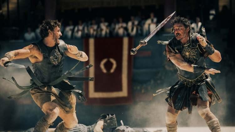 <p><strong>ÖZET</strong></p>
<p> </p>
<p>Sinema tarihinin en büyük yönetmenleri arasında gösterilen ve ilerleyen yaşına rağmen üretkenlik konusunda dur durak bilmeyen Ridley Scott, 2000 yılında çektiği ve 5 Oscar ödülü kazanan şaheser Gladiator’ın devam filmiyle sinemalardaki yerini aldı. İlk filmdeki hikayeden yıllar sonrasında yaşananları anlatan <strong>Gladiator 2 (Gladyatör 2), ortadan kaybolan Lucius’un bir gladyatör olarak ortaya çıkışını ve dedesi Marcus Aurelius’un Roma hayalini gerçekleştirme çabasını anlatıyor</strong></p>