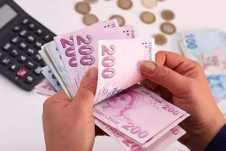 <p><strong>MECLİS'E NE ZAMAN GELECEK?</strong></p>
<p> </p>
<p>En düşük emekli aylığı artışına ilişkin yasa teklifinin bu hafta Meclis'e gelmesi bekleniyor.</p>