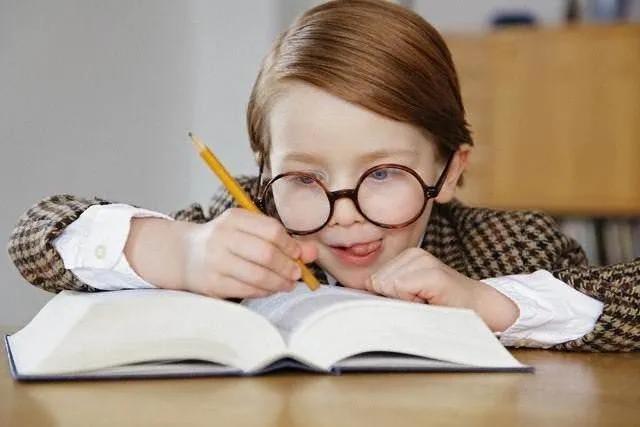 <p>Eylül ayında doğan çocukların, akademik başarılarıyla öne çıktıkları belirlenirken Amerika Birleşik Devletleri'nde gerçekleştirilen ve 1 milyon öğrencinin verilerini inceleyen bilim adamları, Eylül ayında doğan öğrencilerin, okul performanslarında diğer aylarda doğanlara göre daha başarılı olduklarını ortaya çıkardı.</p>