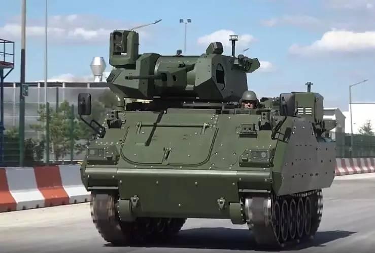 <p>Özel Maksatlı Taktik Tekerlekli Zırhlı Araç (ÖMTTZA) Projesi kapsamında 5 adet Zırhlı Muharebe Aracının (ZMA) teslimatı gerçekleştirilecek.</p>
