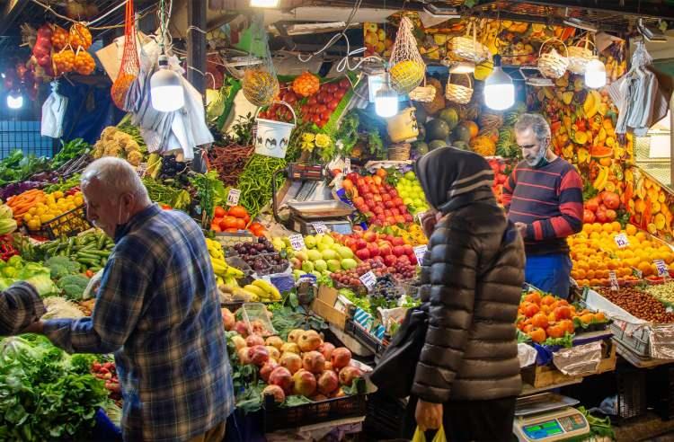 <p>Üreticiye ödenecek mal bedelinden hamaliye ücreti ve benzeri kesinti yapılamayacağı, toptancı halinden mal satın alanların hamaliye hizmeti almaya veya bu hizmeti almadan ücret ödemeye zorlanamayacağı yönünde düzenlemeye gidildi.</p>

<p>Bu yıl hal hakem heyetlerinde uygulanacak parasal sınır 887 bin 9 lira olarak tespit edildi.</p>

<p> </p>
