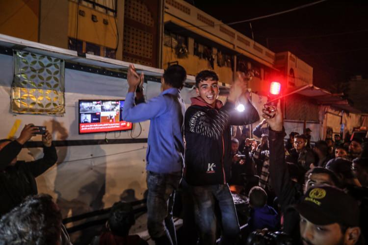 <p>Son dakika sorunları ve diğer birçok şey hakkındaki belirsizlik korkusuna rağmen, kalabalıklar geçici barınaklarından ve hasarlı evlerinden çıkıp tezahürat yapmak, bağırmak ve havaya kutlama amaçlı yaylım ateşi açmak için bölge genelinde toplandılar. Birçoğu Filistin bayrakları salladı. Üç çocuk babası Abed Radvan, 'Hayatımın ve Gazze halkının hayatının en güzel günü. Allah'a şükür. Allah'a şükür. İnsanlar burada ağlıyor. Bunun doğru olduğuna inanmıyorlar.</p>
