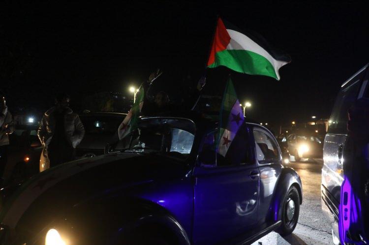 <p>Hamas ile İsrail arasındaki muhtemel anlaşma her biri 42 gün olan 3 aşamadan oluşuyor, İsrail ise ikinci aşamanın müzakerelerinde anlaşmayı iki aşamaya indirmek istiyor.</p>
<p>"İnsani aşama" olarak da anılan 42 günlük birinci aşama, İsrailli 33 esirin canlı veya ölü olarak teslim edilmesini içeriyor. Bu aşamada İsrail ordusu, Gazze Şeridi'nde girdiği çoğu bölgeden çekilecek.</p>