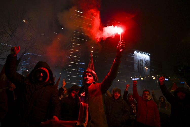 <p>İsrail ordusunun Gazze Şeridi'nden çekilmesi de Gazze'nin kuzeyi ile güneyi arasındaki Netzarim Koridoru ve Gazze-Mısır arasındaki Philadelphi Koridoru dahil olmak üzere aşamalı olarak gerçekleşecek.</p>
<p> </p>
<p>Ateşkes anlaşmasının ikinci aşamasında İsrail ordusunun saldırılarının kalıcı olarak durdurulması ve Gazze'den tamamen çekilmesi ilan edilecek. Daha sonra Gazze Şeridi'ne açılan sınır kapıları yolcu ve ticari geçişlere açılacak.</p>