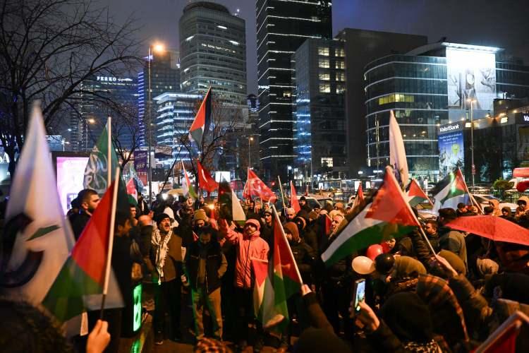 <p>Tel Aviv yönetimi, müebbet hapis cezasına çarptırılan Filistinli esirlerin salıverildikten sonra işgal altındaki Batı Şeria'da kalmasına karşı çıkıyor. Zira, 2011 yılındaki esir takasında serbest kalan Filistinli bazı esirler Gazze Şeridi veya yurt dışına gönderilmişti.</p>