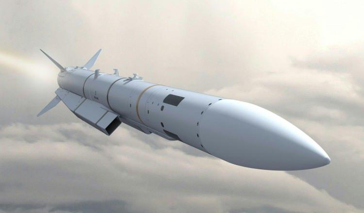 <p>Meteor füzesinin olağanüstü performansı büyük ölçüde katı yakıtlı ramjet motoru kullanan gelişmiş tahrik sistemine atfediliyor. Bu, füzenin uçuşu boyunca Mach 4'ü aşan yüksek hızları korumasını sağlayarak, hedeflerine yaklaştıkça yavaşlayan geleneksel füzelere göre önemli bir avantaj sağlıyor. Füzenin aktif radar arayıcı başlığı, iki yönlü veri bağlantısı ve sofistike yakınlık tapası, dinamik savaş senaryolarında isabetliliğini ve esnekliğini daha da arttırıyor.</p>
