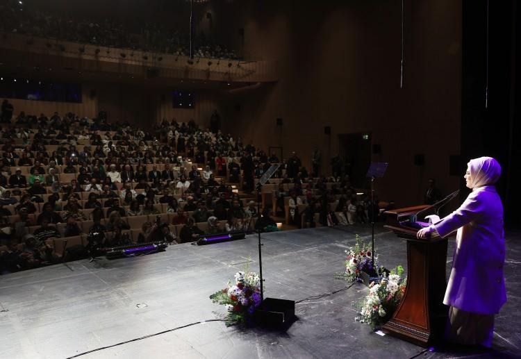 <p>Erdoğan, "Bu hazinenin en parlak dönemlerinden biri de Orta Çağ'dır. Öyle bir çağ düşünün ki, Bağdat'tan Kurtuba'ya, Şam'dan Granada'ya, İskenderiye'den Fez'e kadar dönemin en iyi okulları, kütüphaneleri, rasathaneleri bu dönemde kurulmuş olsun. Öyle bir çağ düşünün ki dünyanın ilk üniversitesini kuran Fatıma El Fihri'yi, cebir ve algoritmanın öncüsü El-Harezmi'yi, tıp alanındaki çalışmaları hala bugün dahi kaynak olarak okutulan İbn-i Sina'yı yetiştirmiş olsun." ifadelerini kullandı.</p>
