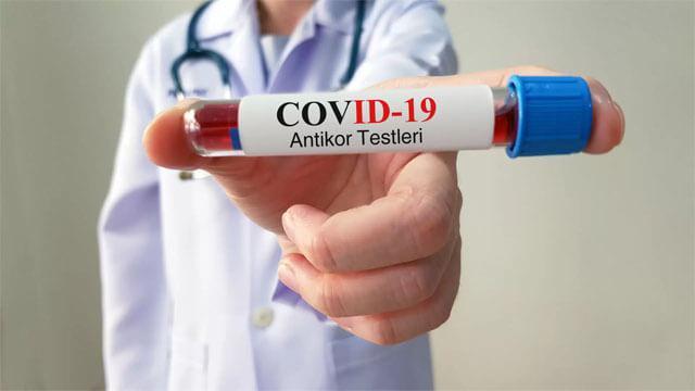 <p><strong>Covid-19</strong> ise, her yaştan bireyi etkileyebilir, ancak özellikle yaşlılar ve geçmişte ciddi sağlık sorunları olan kişilerde daha şiddetli seyreder. Çocuklar genellikle Covid-19’u yetişkinlere göre daha hafif atlatır.</p>
