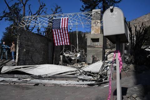 <p>Los Angeles'ta yangın musluklarında su olmadığını ve Federal Acil Durum Yönetim Kurumunun (FEMA) parasının bulunmadığını öne süren Trump, "İşte Joe Biden'ın bana bıraktığı bu. Teşekkürler Joe." diyerek tepki gösterdi.</p>
<p>ABD Başkanı Joe Biden ise 10 Ocak'ta Los Angeles'ta devam eden 3 büyük yangını kontrol altına alabilmek için çalıştıklarını ve yangınların neden olduğu tüm masrafların tamamını 6 ay boyunca karşılayacaklarını açıkladı. Biden'ın açıkladığı, yangınlardan etkilenenlere bir defaya mahsus yapılacak 770 dolar ödeme de yetersiz bulundu.</p>