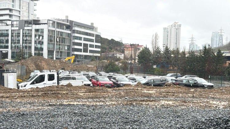 <p>Ayazağa'daki bir otoparkta park halindeki çok sayıda araç, sular altında kaldı. </p>
