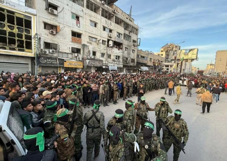 <p>Hamas'ın askeri kanadı İzzeddin el-Kassam Tugayları, İsrail ile varılan ateşkes ve esir takası anlaşmasının birinci aşaması kapsamında 3 İsrailli kadın esiri Kızılhaç ekibine teslim etti. </p>

<p> </p>
