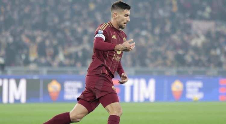 <p>Galatasaray, Teknik Direktör Okan Buruk'un da çok beğendiği Roma'nın kaptanı Lorenzo Pellegrini'yi gündeminde tutmaya devam ediyor.<br />
 </p>

<p>Aslan, 28 yaşındaki futbolcunun Roma'daki son durumu detaylıca araştırılıyor.<br />
<br />
Roma ile kontratı Haziran 2026'da bitecek deneyimli orta saha, geleceğiyle ilgili net bir karar vermek istiyor.<br />
<br />
(Fotomaç)</p>
