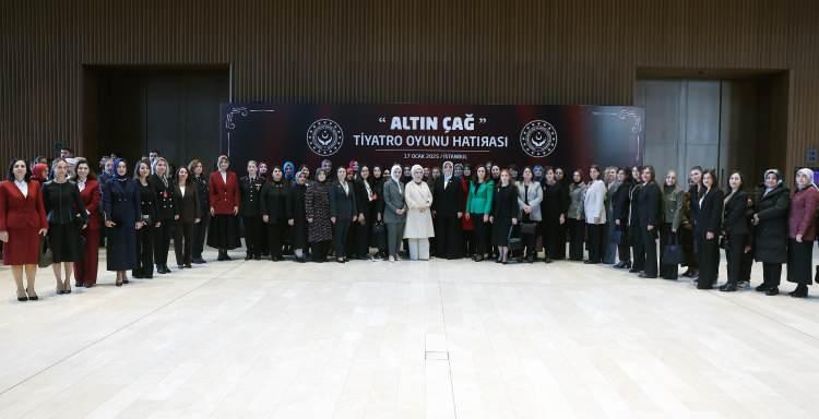 <p>Emine Erdoğan, oyun öncesi Diyanet İşleri Başkanı Erbaş, Bakan Göktaş, kızı Sümeyye Erdoğan Bayraktar ve torunuyla birlikte Türkiye Diyanet Vakfı İstanbul Gönüllü Koordinatörlüğünün AKM fuaye alanındaki sergisini gezdi.</p>

<p>Erdoğan, tek tek incelediği çalışmaları yapan çocuklardan da bilgi alarak, onları tebrik etti.</p>
