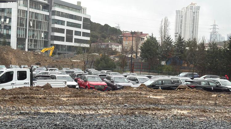 <p>Yağan yağışlar bu kez de Sarıyer'deki araçları toprağa çekti. </p>
