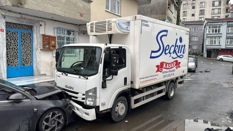 <p><span data-darkreader-inline-color="" style="--darkreader-inline-color:#df5858; color:rgb(178, 34, 34)"><strong>KAMYONETİN SÜRÜCÜSÜ KAÇTI</strong></span></p>
<p> </p>
<p>Yapılan kontrollerde kamyonet şoförünün kazanın ardından olay yerinden kaçtığı tespit edildi. Polis ekipleri, kazaya neden olan şoförü yakalamak için çalışma başlattı. Olayla ilgili soruşturma sürüyor.</p>