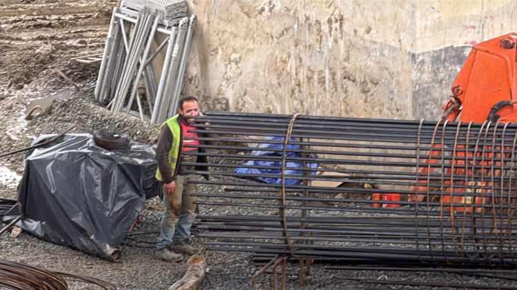 <p><strong>KEPÇE KOVASI ÜSTÜNE DÜŞTÜ</strong></p>

<p>İş arkadaşlarının ihbarı üzerine olay yerine sağlık, polis ve itfaiye ekipleri sevk edildi. Polis ekipleri kazanın yaşandığı şantiye alanı çevresine güvenlik şeridi çekti.</p>
