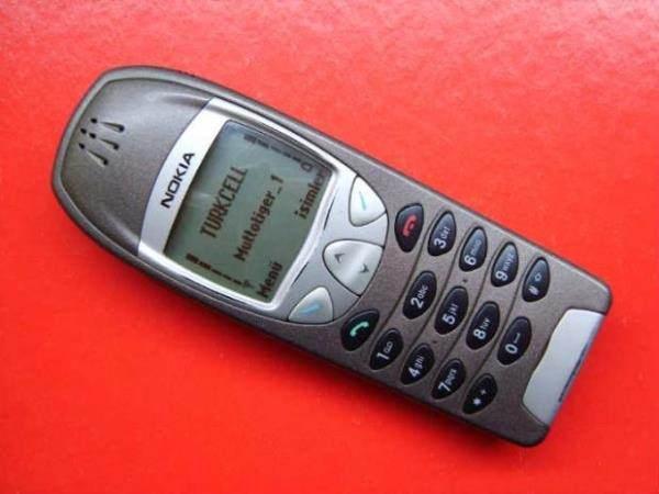 <p><strong><span style="color:#B22222">NOKIA 6210</span>  |  2000</strong></p>
