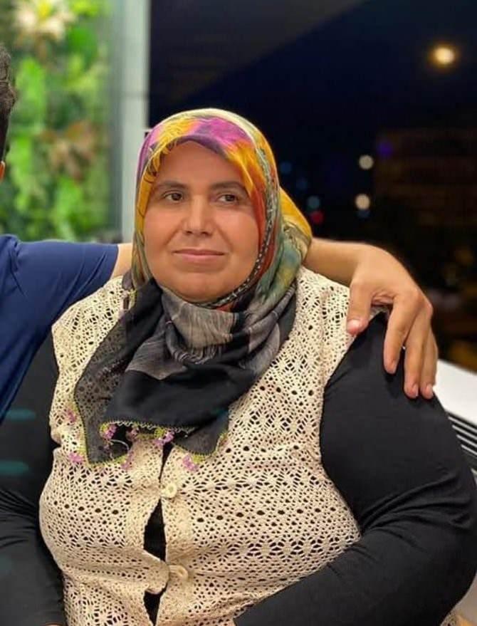 <p><span style="color:#B22222"><strong>OSMANİYE'YE AKRABALARINI ÖLDÜRMEYE GİDERKEN YAKALANDI</strong></span></p>

<p><br />
Tehçi daha sonra Osmaniye'de yaşayan akrabalarını da öldürmek üzere otomobille Osmaniye'ye doğru yola çıktı. Ancak sabah saatlerinde Adana'da 3 kişinin bir evde öldürüldüğü ortaya çıkınca polis hemen zanlıyı yakalamak için çalışma başlattı.</p>
