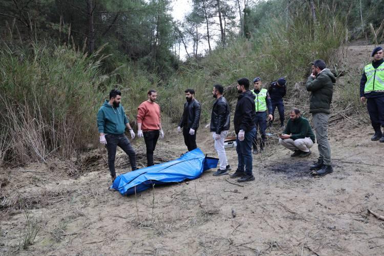 <p>Adana Emniyet Müdürlüğü Asayiş Şube Müdürlüğüne bağlı Cinayet Büro Amirliği ekipleri şüphelinin Osmaniye'ye gideceğini tahmin ederek yolda önlem aldı. Şüpheli Ceyhan Yılan Kale mevkisinde yakalandı. Gözaltına alınan zanlı emniyete götürüldü.</p>
