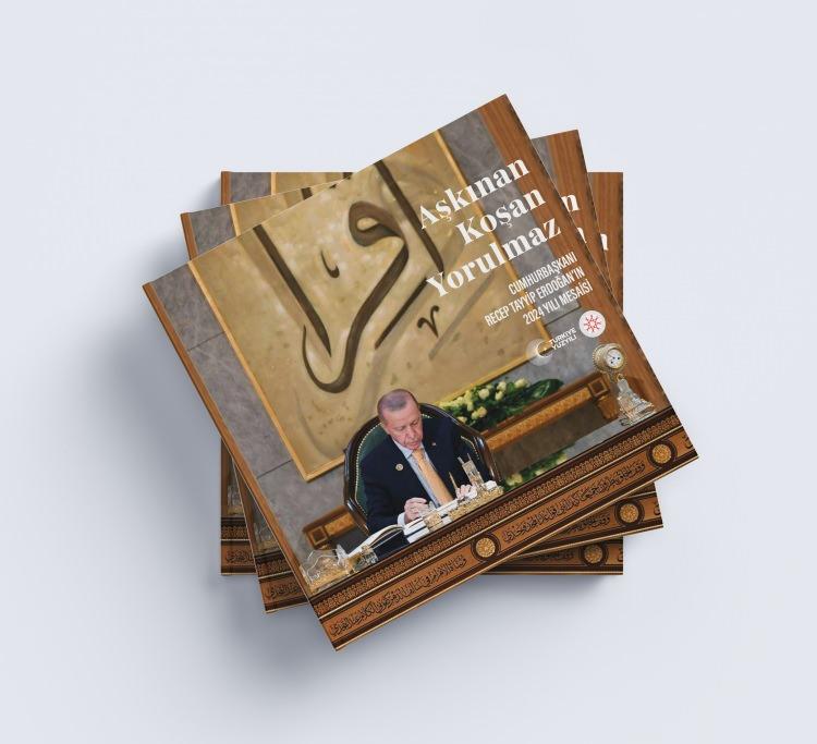 <p><span style="color:#B22222"><em><strong>T&uuml;m ziyaretleri tek tek aktarıldı</strong></em></span></p>

<p>&nbsp;</p>

<p>Kitapta, Erdoğan'ın 2024 yılında ger&ccedil;ekleştirdiği 18 &uuml;lke ziyareti, 16 zirveye iştiraki, 141 yerli ve yabancı konuğu ağırlaması, 63 yurt dışı g&ouml;r&uuml;şmesi, 98 telefon diplomasisi ve 38 büyükelçi g&uuml;ven mektubu kabul&uuml; yer aldı. Bunların yanı sıra &ccedil;alışmada, Erdoğan'ın yurt i&ccedil;inde ger&ccedil;ekleştirdiği 72 ziyaret, 45 a&ccedil;ılış̧ ve tanıtım ile 13 &ouml;d&uuml;l t&ouml;renine iştiraki de fotoğraflarla, kronolojik olarak sunuldu.</p>
